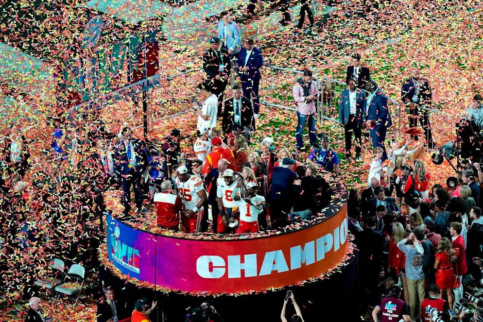 Kansas City Chiefs gewinnen spektakulären Super Bowl - Gallery. Kansas City Chiefs Running Back Jerick McKinnon (1) hält die Vince Lombardi Trophy in die Höhe.