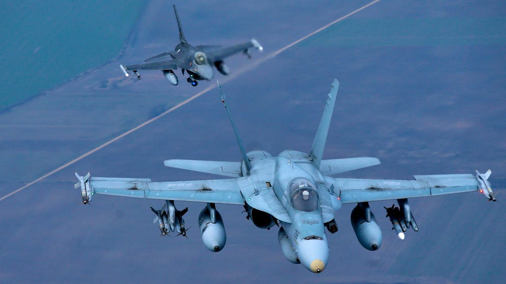 Eine portugiesische F-16 und eine kanadische F/A-18 patroullieren im Nato-Luftraum über Litauen.