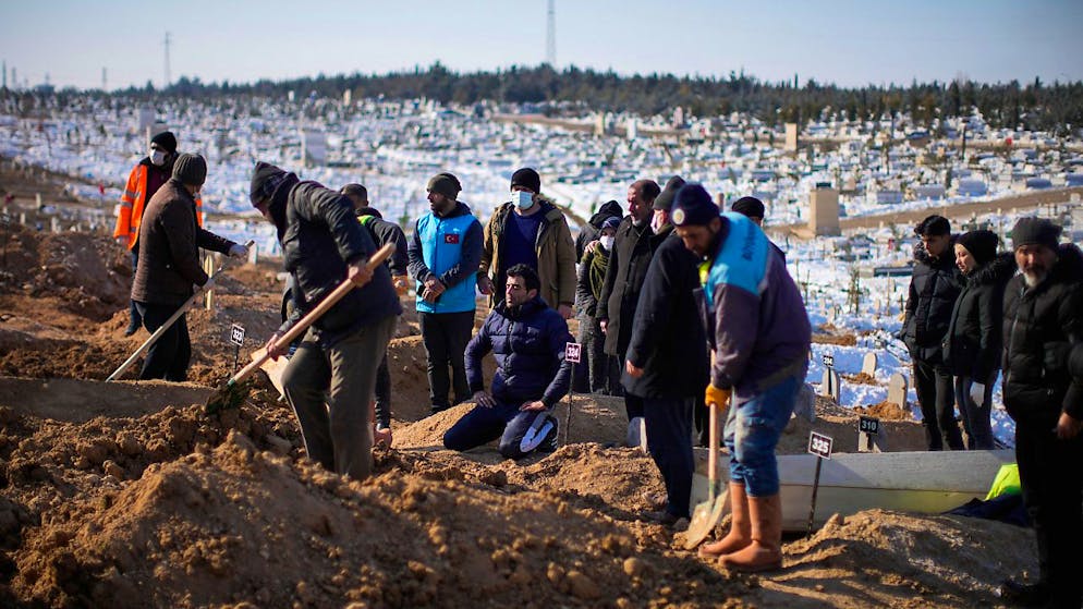 Angehörige von drei Menschen, die bei dem Erdbeben ums Leben gekommen sind, beten auf dem Sehir-Friedhof in Malatya. Foto: Francisco Seco/AP/dpa