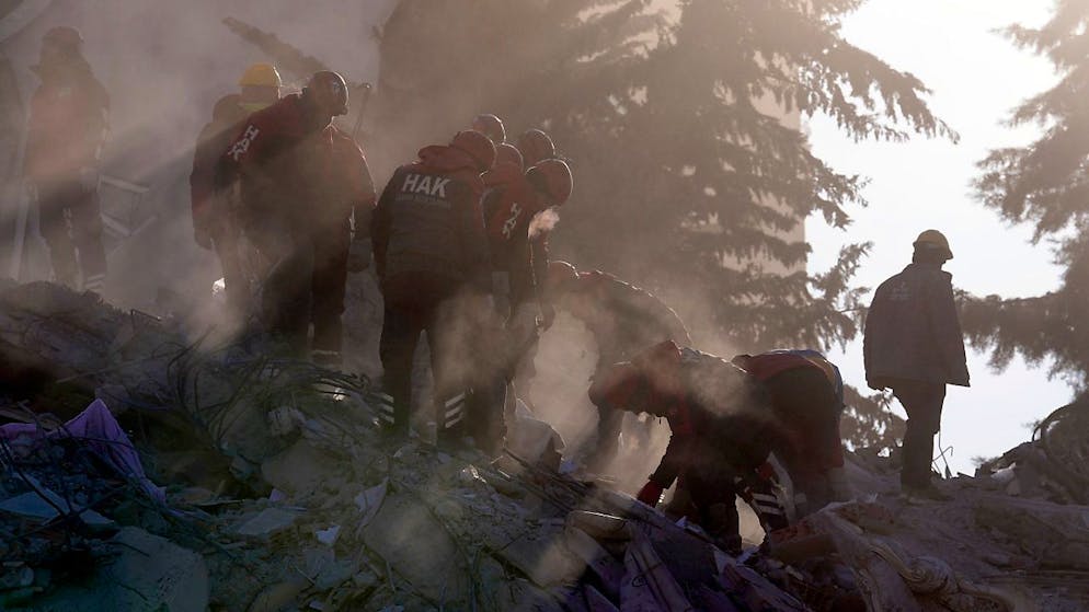 Retter durchsuchen ein nach dem Erdbeben zerstörtes Gebäude in Gaziantep. Foto: Kamran Jebreili/AP/dpa/Symbolbild