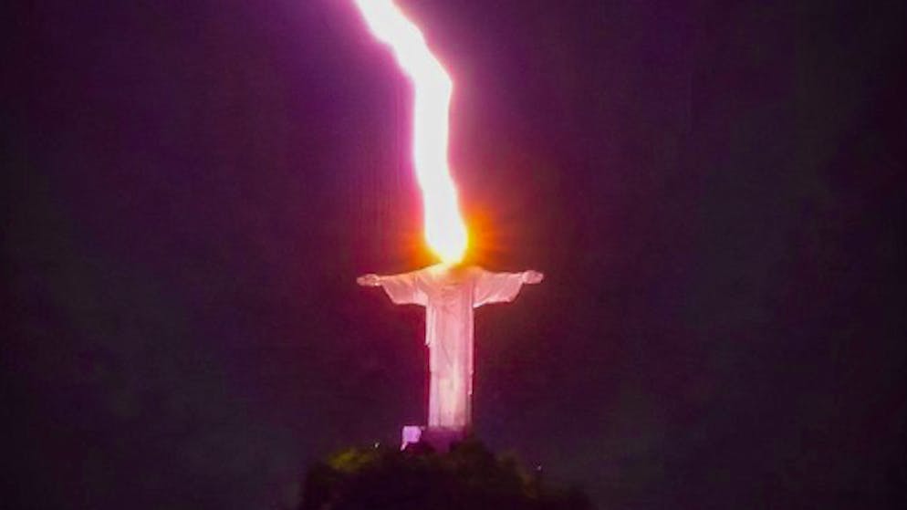 Und es wurde Licht: Ein Blitz trifft Cristo Redentor in Rio genau in den Kopf. 
