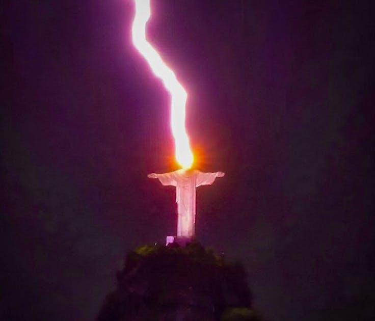 Volltreffer Blitz schlägt in JesusStatue von Rio ein blue News