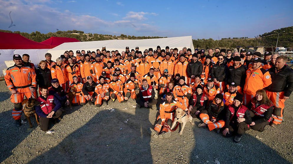 Gruppenbild der Mitarbeiterinnen und Mitarbeiter der Schweizer Rettungskette vom Samstag in der Türkei. (Archivbild)