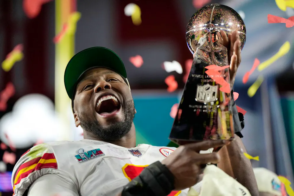 Kansas City Chiefs gewinnen spektakulären Super Bowl - Gallery. Kansas City Chiefs Defensive End Carlos Dunlap feiert mit der Vince Lombardi Trophy.