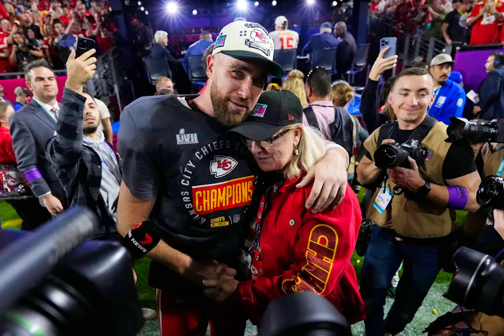 Kansas City Chiefs gewinnen spektakulären Super Bowl - Gallery. Kansas City Chiefs Tight End Travis Kelce (87) umarmt seine Mutter Donna.