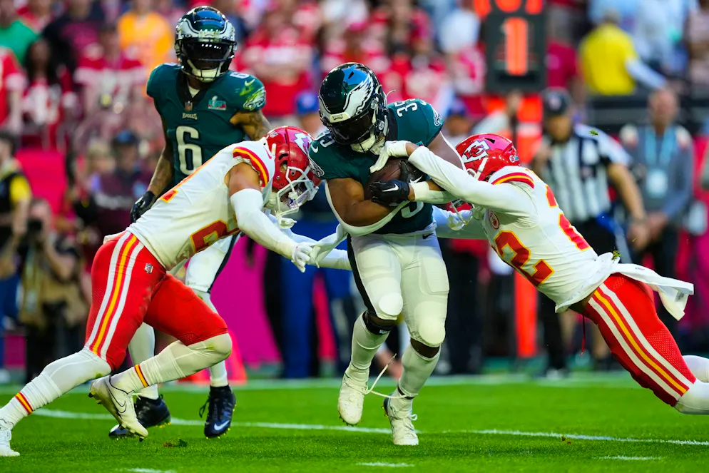 Kansas City Chiefs gewinnen spektakulären Super Bowl - Gallery. Philadelphia Eagles Running Back Boston Scott (35) wird von Kansas City Chiefs Cornerback Trent McDuffie (21) und Safety Juan Thornhill (22) angegriffen.