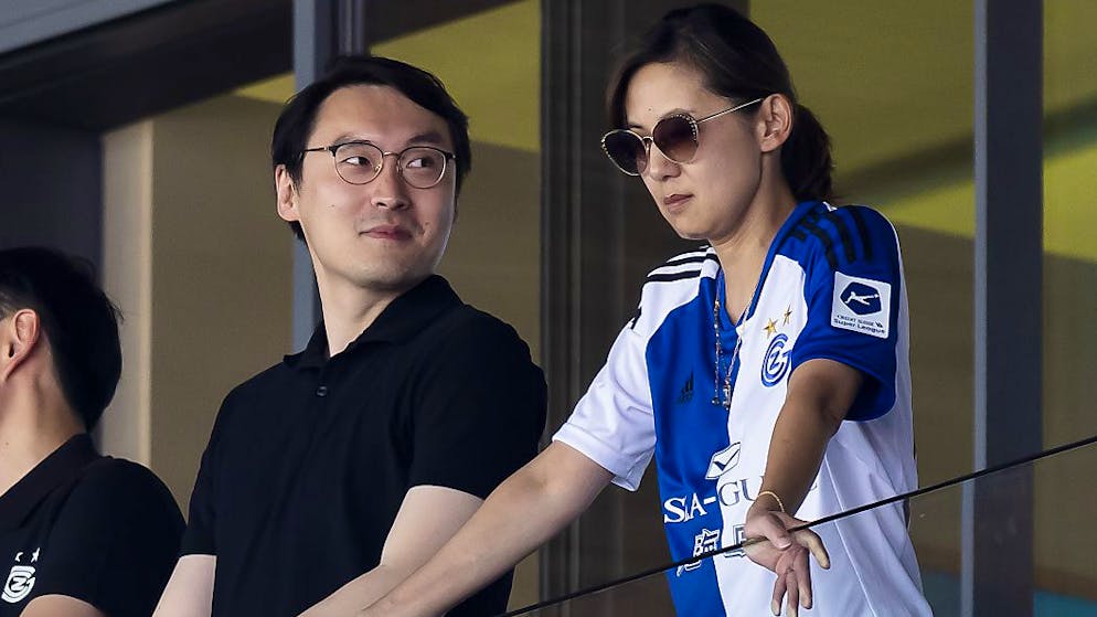 Ex-Präsident Sky Sun (links) im vergangenen Juli im Letzigrund neben GC-Besitzerin Jenny Wang.