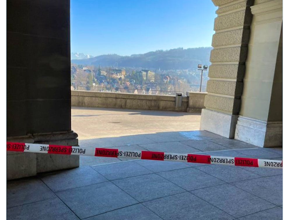 Ein Mann in Kampfmontur soll von der Polizei angehalten worden sein.