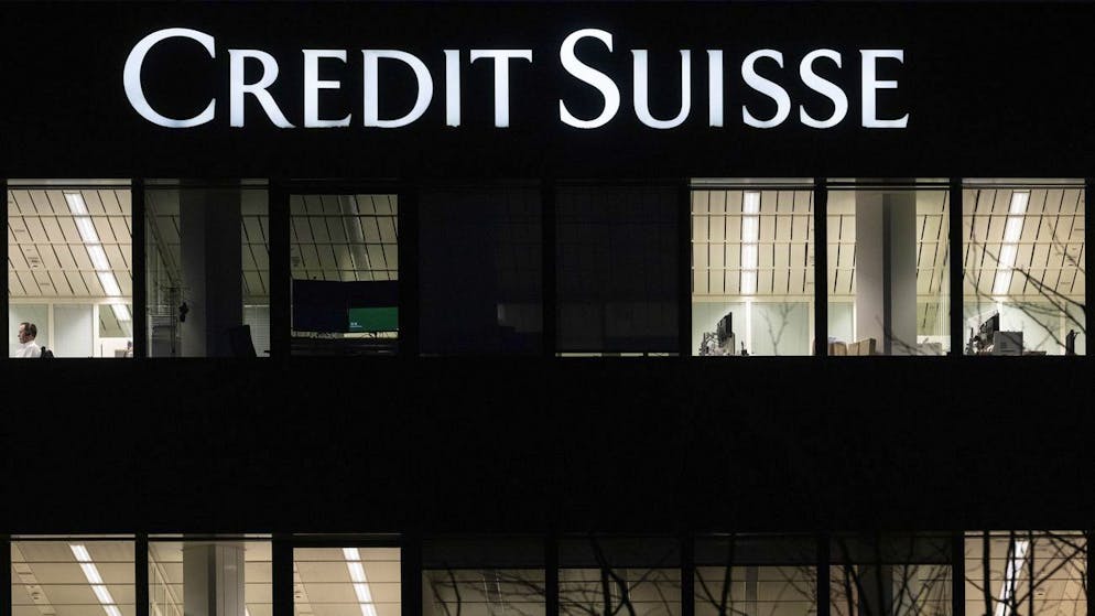 Das Logo der Bank Credit Suisse im Betriebsgebäude Uetlihof leuchtet am Mittwoch, 8. Februar 2023, in Zürich. (KEYSTONE/Ennio Leanza)