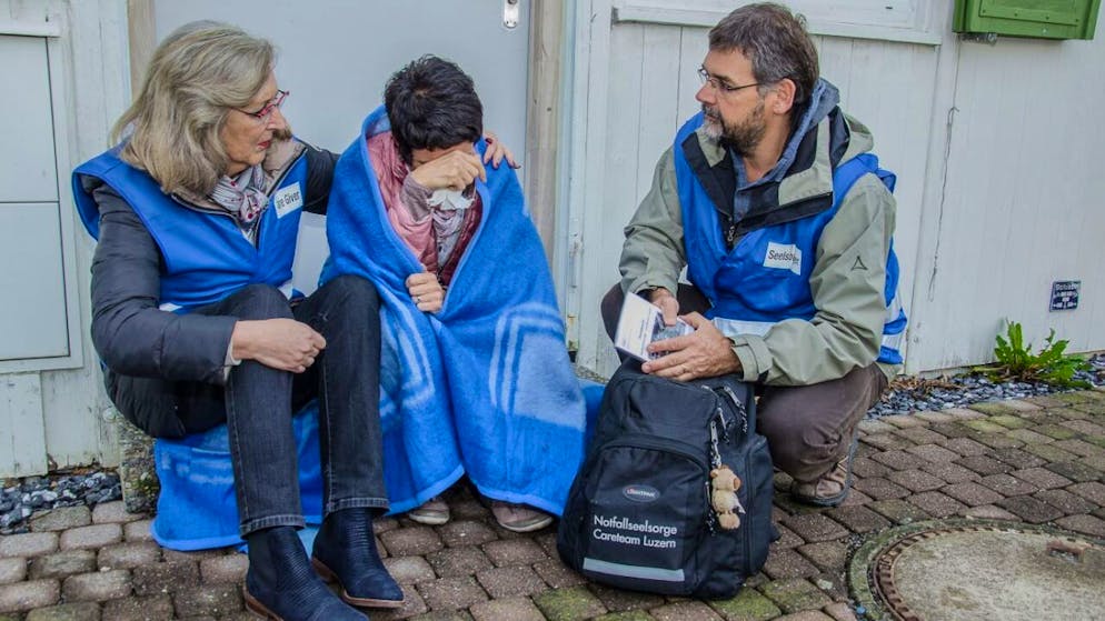 Eine Betreuerin und ein Seelsorger üben einen Einsatz.