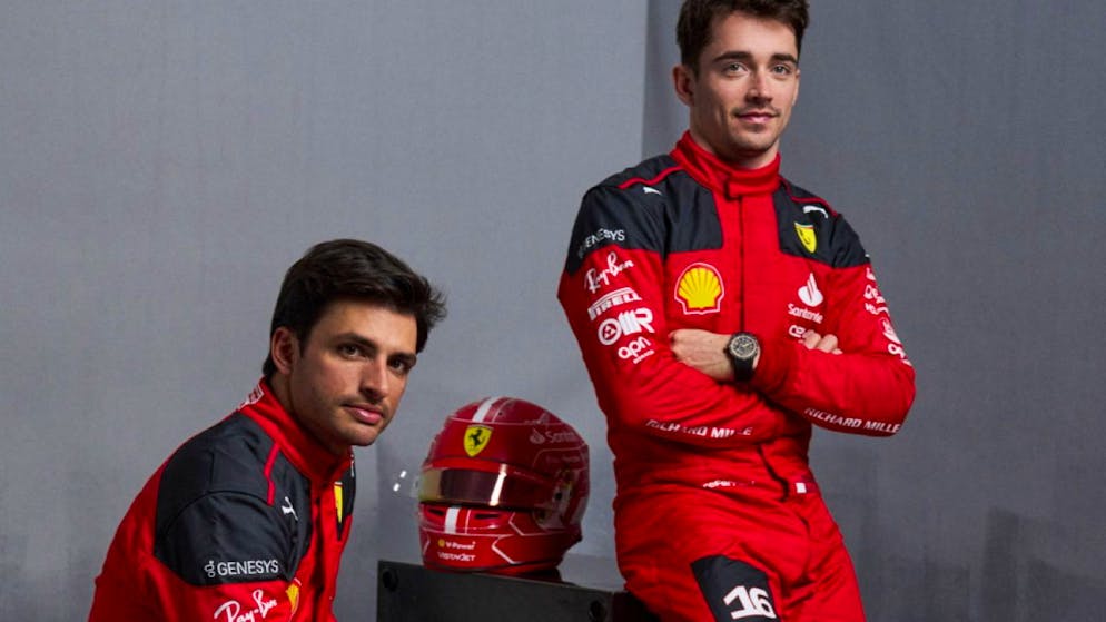 Leclerc drehte erste Runden im neuen Ferrari - Gallery. Carlos Sainz und Charles Leclerc (v.l.) bilden im dritten Jahr in Folge das Fahrer-Duo bei Ferrari