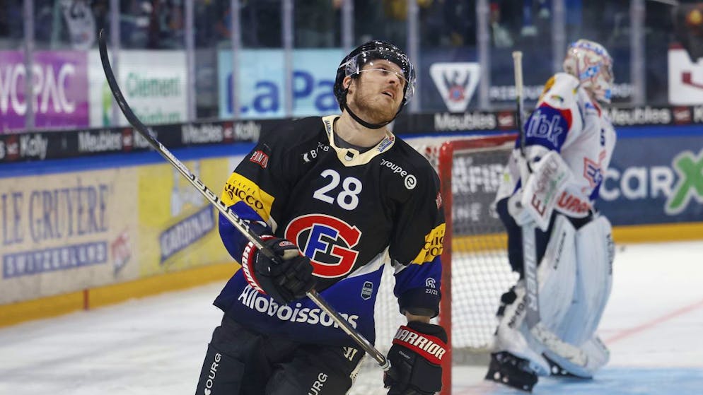Gottérons Christoph Bertschy hadert nach dem verschossenen Penalty.