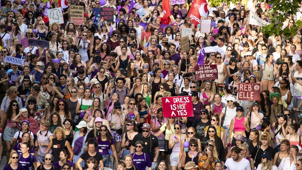 Frauen haben sich am im Juni 2022 am Feministischen Streiktag versammelt. Sie fordern unter anderem keine Erhöhung des Rentenalters für Frauen und ein Ende tieferer Löhne. 