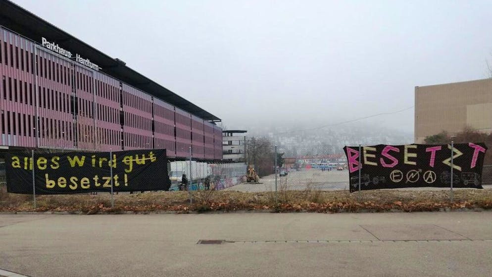 Die Besetzer sind mit mehreren Wagen auf die Hardturmbrache gefahren.