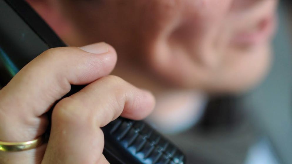 Telefonbetrüger haben 2022 im Kanton Zürich einen Schaden von insgesamt fast sieben Millionen Franken verursacht. (Symbolbild)
