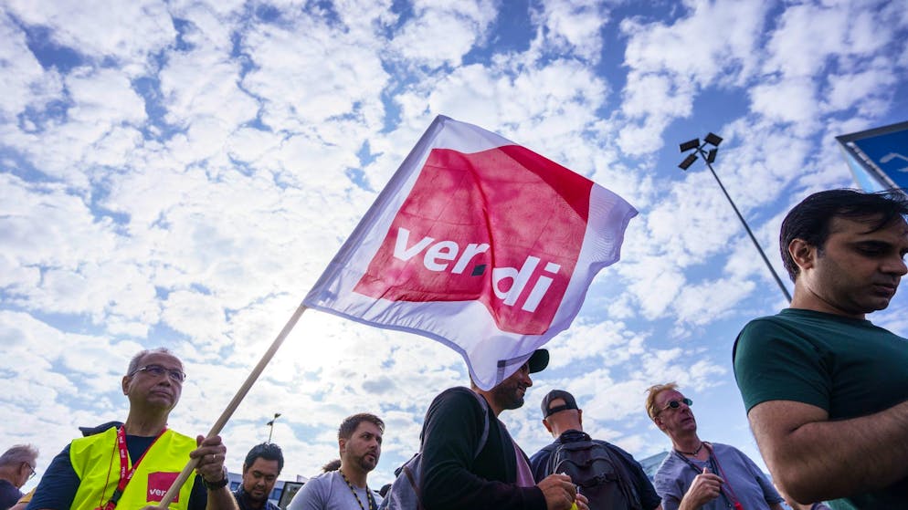 Am Freitag werden deutsche Flughäfen bestreikt - Gallery. Vor einem Himmel, an dem keine Flugzeuge unterwegams sind, findet im Juli 2022 am Frankfurter Flughafen eine Verdi-Kundgebung statt.