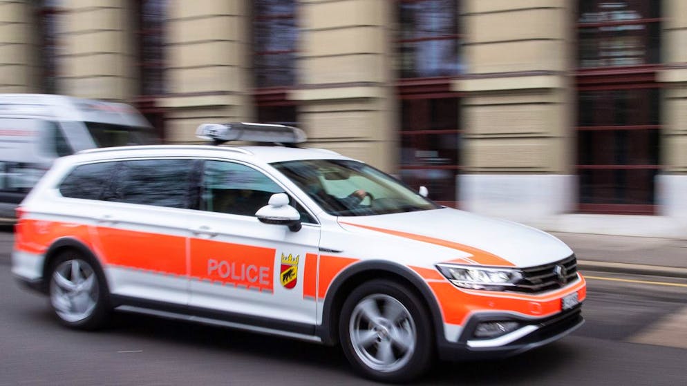 Ein Fussgänger ist am Dienstag in Belp nach dem Überqueren eines Fussgängerstreifens von einem Auto erfasst worden. (Symbolbild)