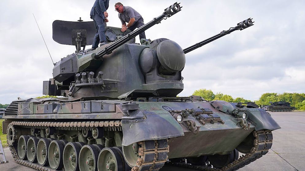Wirkungsvoll gegen Angriffe aus der Luft: der deutsche Flugabwehrkanonenpanzer Gepard. (im Bild: Bundeskanzler Olaf Scholz klettert bei einem Besuch auf dem Truppenübungsplatz Putlos in Schleswig-Holstein im August 2022 auf den Panzer)