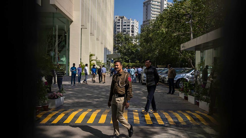 Ein Polizeibeamter steht am Tor eines BBC-Büros. Wenige Wochen nach der Veröffentlichung eines Dokumentarfilms der britischen BBC, der sich kritisch mit dem indischen Premierminister Modi befasste, hat die Steuerbehörde die Büros des Medienhauses in Indien durchsucht. Foto: Altaf Qadri/AP/dpa