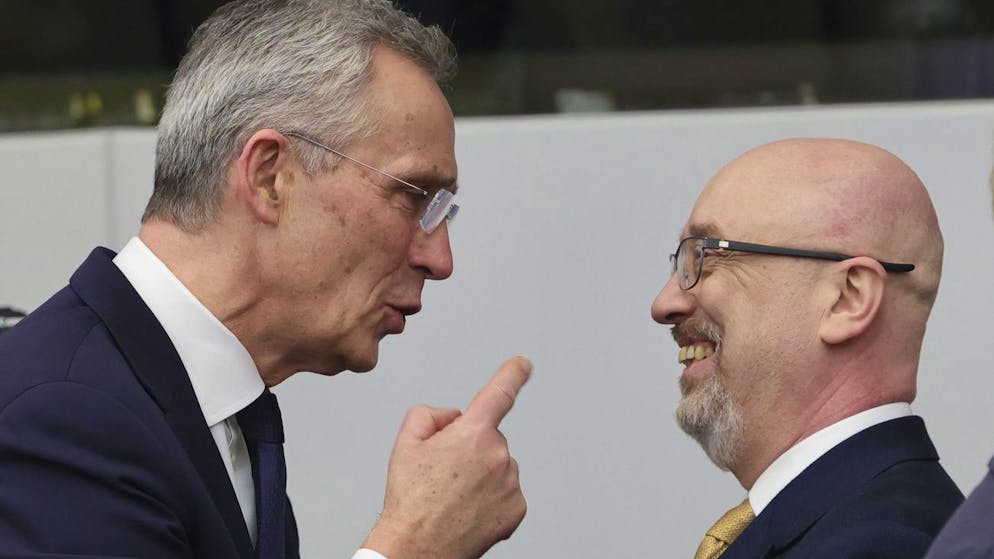 Nato-Generalsekretär Jens Stoltenberg zusammen mit dem ukrainischen Verteidigungsminister Oleksij Resnikow am 14. Februar 2023 in Brüssel.