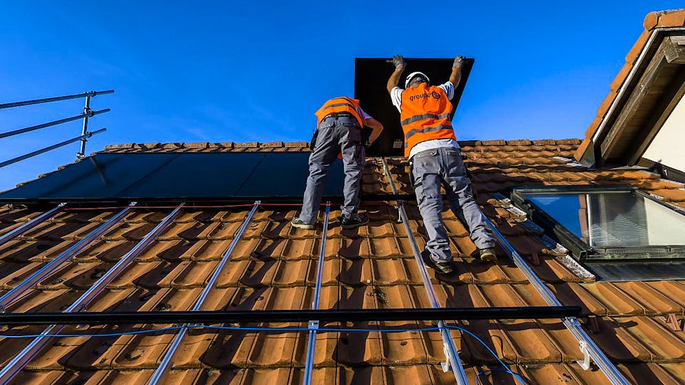 Der Solarbranche fehlen die Arbeitskräfte: Mit einem Pilotprojekt in Lenzburg will der Kanton Aargau dazu beitragen, dass die benötigen Arbeitskräfte rasch geschult werden. (Symbolbild)