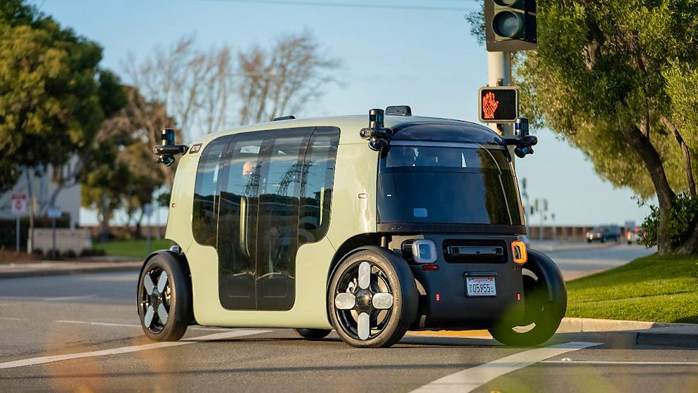 Das fahrerlose Zoox-Robotaxi kann auch mit Ampeln umgehen. (Bild Zoox)