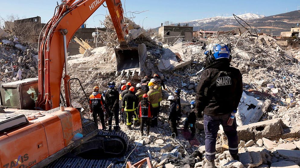Mitglieder der Nationalen Katastrophenschutzbehörde von Malaysia suchen in den Trümmern in Gaziantep nach Überlebenden. Foto: Hairul/BERNAMA/dpa