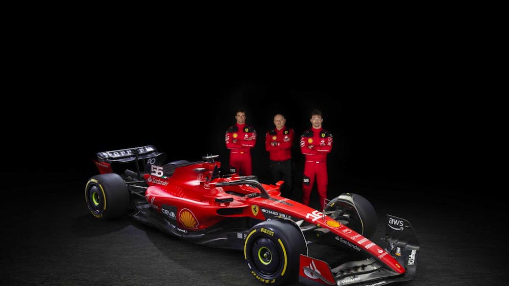 Leclerc drehte erste Runden im neuen Ferrari - Gallery. Teamchef und Fahrer mit dem SF-23