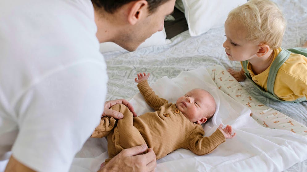 Väter sollen in der Schweiz künftig bei der Elternzeit mit den Müttern gleichgestellt werden. Das fordert die Kommission für Familienfragen.