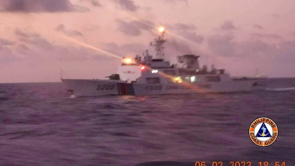 HANDOUT - Dieses von der philippinischen Küstenwache zur Verfügung gestellte Foto zeigt ein Schiff der chinesischen Küstenwache im Südchinesischen Meer. Foto: Uncredited/Philippine Coast Guard/AP/dpa - ACHTUNG: Nur zur redaktionellen Verwendung und nur mit vollständiger Nennung des vorstehenden Credits