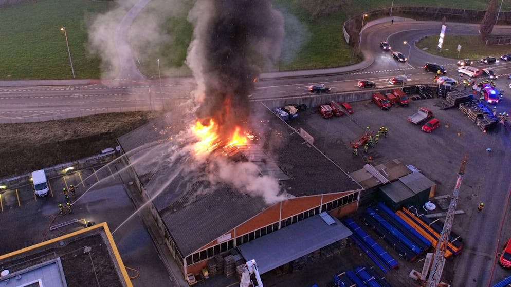 Aus dem Dach einer Gewerbehalle in Rothenburg schlugen Flammen, Angehörige von vier Feuerwehren waren im Einsatz.