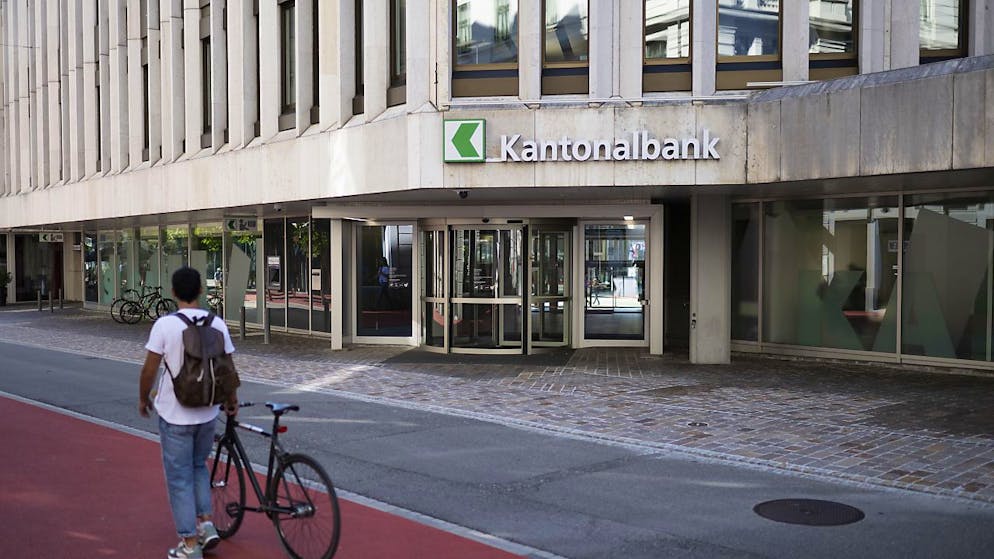 Die St. Galler Kantonalbank hat im vergangenen Geschäftsjahr 2022 zwar weniger Geschäftsertrag erzielt, den Gewinn konnte die Bank hingegen leicht steigern.(Archivbild)