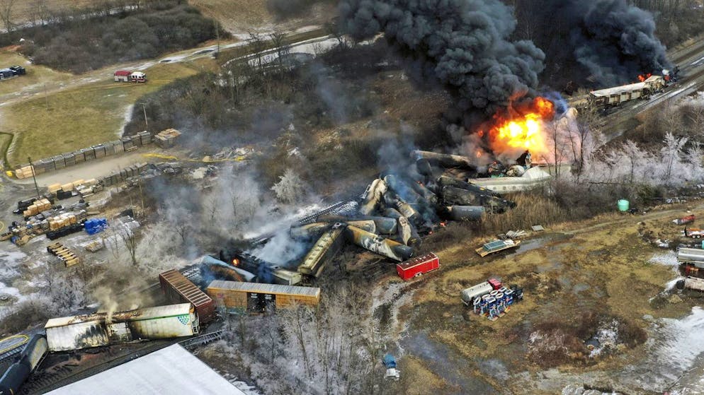 Noch am 4. Februar, dem Folgetag der Katastrophe, standen Teile des verunglückten Güterzuges in Flammen.