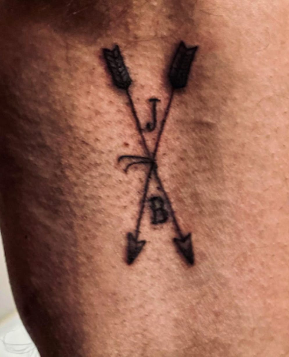 Jennifer Lopez und Ben Affleck lassen sich am Valentinstag Partnertattoo stechen. Ehemann Ben Affleck entschied sich für ein Tattoo mit Amorpfeilen und ihren Initialen.