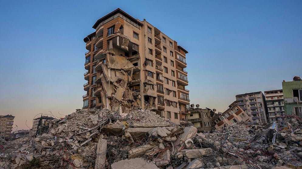 Ein Gebäude in Antakya steht zerstört zwischen Trümmern. Foto: Bernat Armangue/AP/dpa