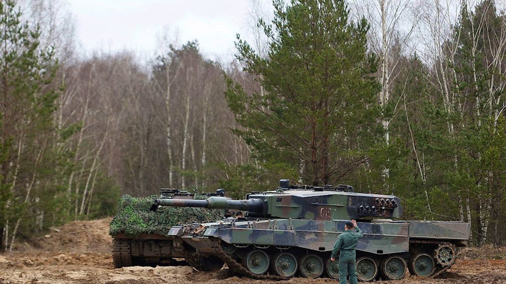 ARCHIV - Ein polnischer Soldat navigiert einen Panzer des Typs «Leopard-2» während einer Übung. Die Ukraine wird vorerst nicht die von Deutschland in Aussicht gestellte Menge an Kampfpanzern erhalten. Foto: Michal Dyjuk/AP/dpa