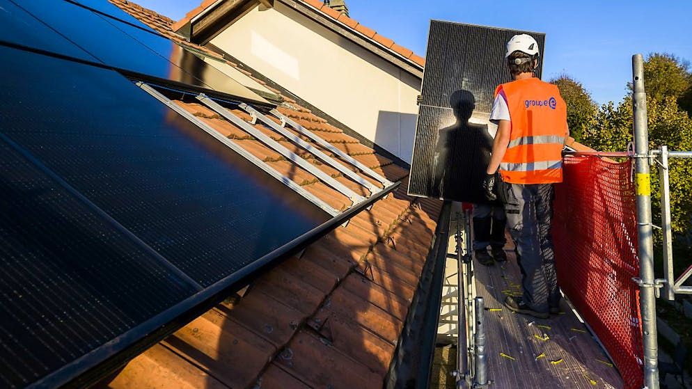 Im Kanton Schwyz soll das Bewilligungsverfahren für Solaranlagen erleichtert werden. (Symbolbild)