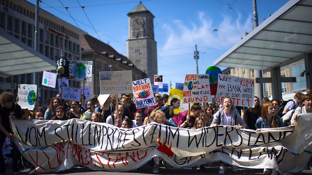 Der St. Galler Kantonsrat will keine gesetzliche Regelung: Mittelschulen dürfen den Umgang mit Absenzen - etwa wegen Klimastreiks - weiterhin selber bestimmen. (Archivbild)