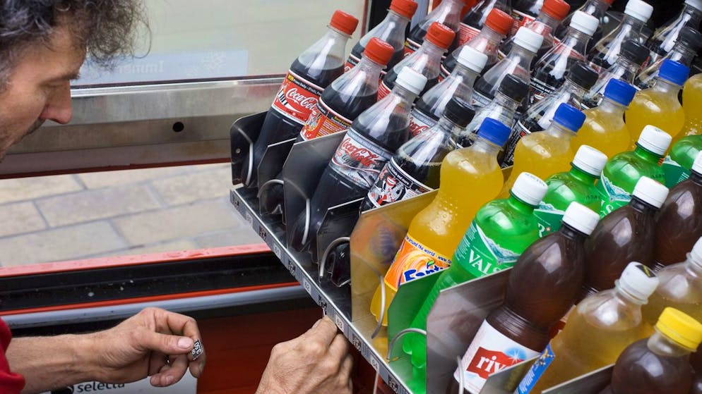 Süssgetränke sollen künftig weniger Zucker enthalten. 