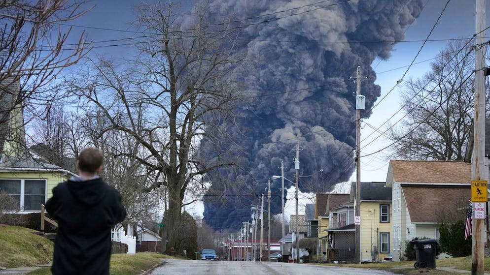 Nachdem ein Güterzug mit chemischen Giftstoffen im amerikanischen Dorf East Palestine entgleist und teilweise in Flammen aufgegangen war, füllte sich der Himmel mit einer Giftwolke. 