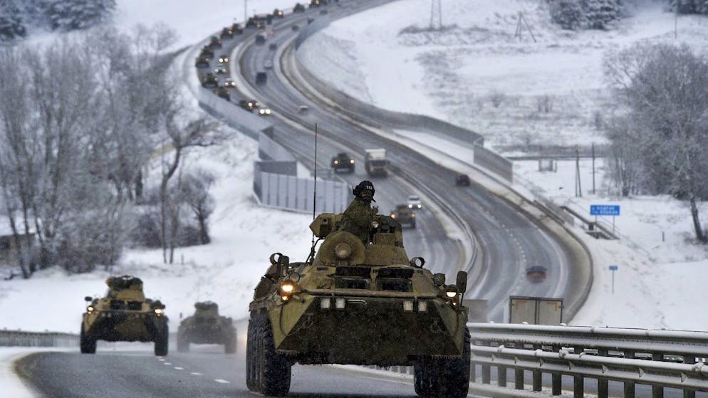 Chronik des Kriegsausbruchs: Der 24. Februar 2022 in Bildern. <strong>03:40 Uhr</strong> – Die erste Kolonne russischer Panzer ist in die Region Luhansk vorgedrungen.