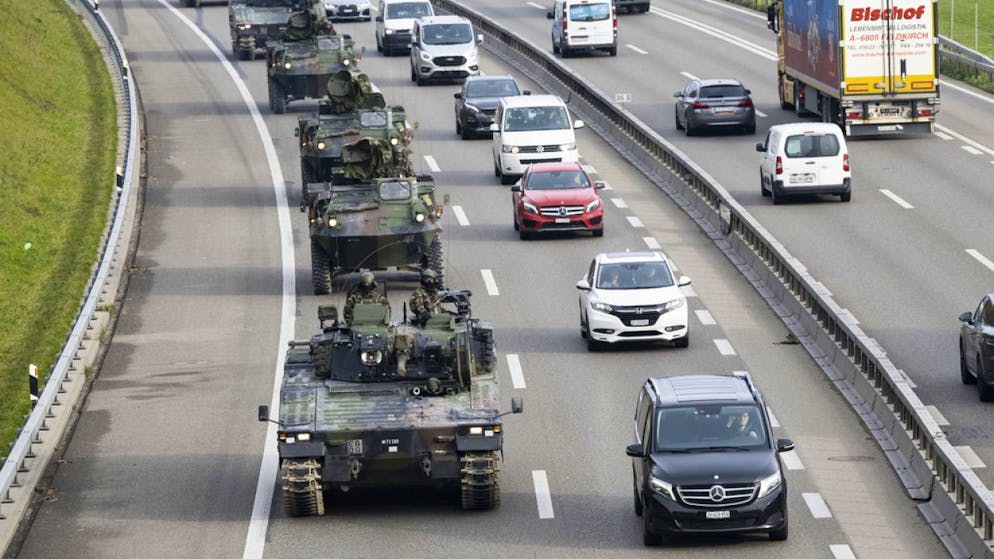 Angehörige der Schweizer Armee fahren an einer Truppenübung im November 2022 über die Autobahn A1 im Aargau. (Archivbild)