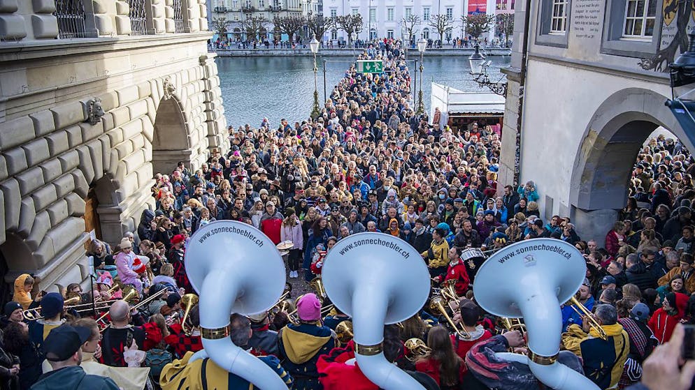Kann dem Gehör schaden: Eine Luzerner Guggenmusik bei einem Auftritt auf der Rathaustreppe an der Fasnacht 2022. (Archivbild)