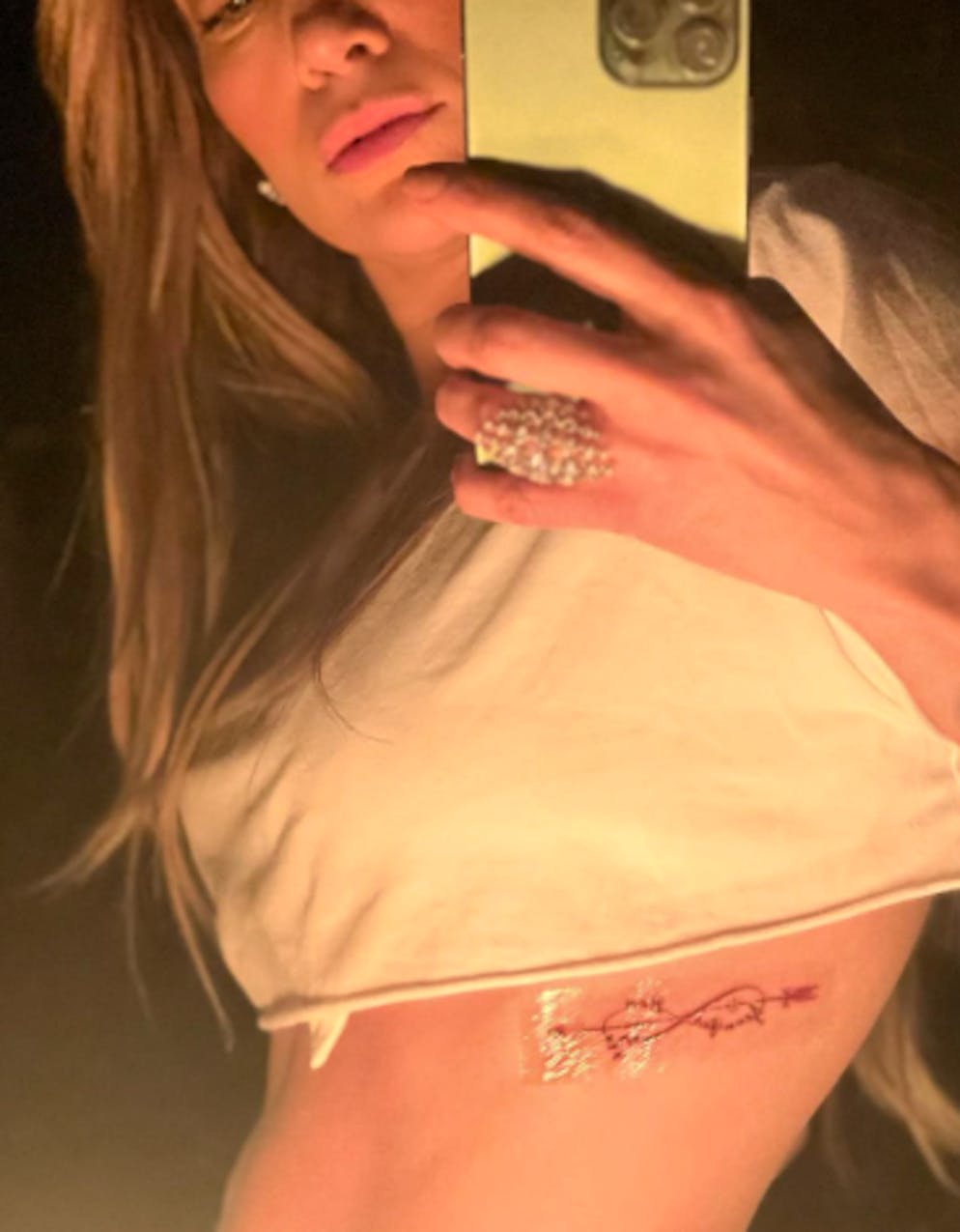 Jennifer Lopez und Ben Affleck lassen sich am Valentinstag Partnertattoo stechen. Am Valentinstag 2023 haben sich Jennifer Lopez und Ben Affleck ein Pärli-Tattoo stechen lassen. Jennifer Lopez entschied sich dabei für eine liegende Acht samt Amorpfeil. Das ist das Symbol für Unendlichkeit. 
