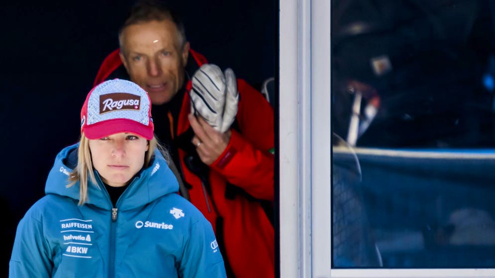 Die enttäuschte Viertklassierte im Zielraum von Méribel: Lara Gut-Behrami (im Hintergrund ihr Vater Pauli Gut)
