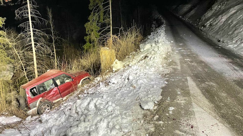 Ein 19-jähriger Autofahrer konnte sich am Mittwochabend trotz schwerer Verletzungen aus einem Unfallauto in Fideris GR befreien.
