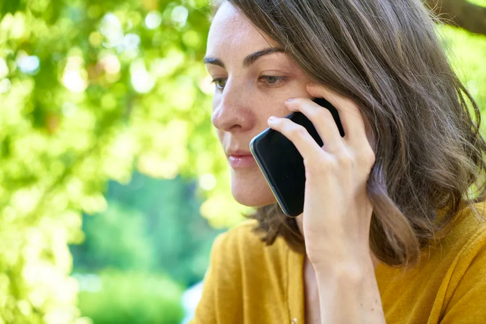 Chi effettua telefonate, guarda trasmissioni in streaming o naviga con Swisscom lo fa clima-neutrale – l’azienda riduce e compensa tutte le emissioni di CO2 per abbonamenti e terminali.