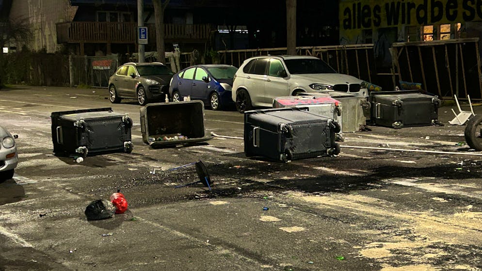 Zürcher Koch-Areal verwüstet. Chaoten legen Feuer und greifen Einsatzkräfte an