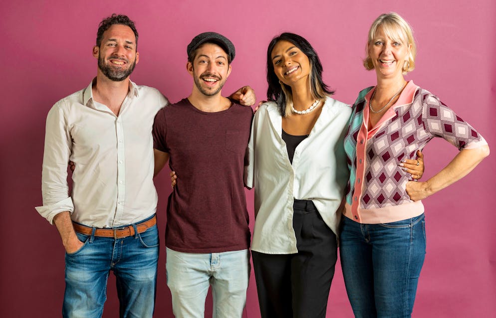 Fritz Bisenz als Hähnin in «Die Bremer Stadtmusikanten». Das Ensemble: Fritz Bisenz spielt die Hähnin (rechts). Der ehemalige «The Voice of Germany»-Teilnehmer Flavio Baltermia ist als Esel (li.) dabei. Schauspieler Delio Malär (2.v.l) spielte schon im Film «Platzspitzbaby» mit; er spielt den Hund, Tina Umbricht ist die Katze (2.v.r), sie war schon bei «DSDS» dabei.
