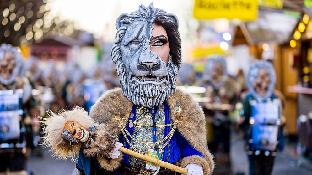 Der Tambourmajor einer Guuggenmusig gibt in Luzern den Takt vor.